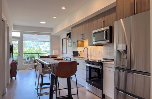 Central Okanagan Condo | Mountainside retreat - gorgeous 1 bedroom apartment 15 min walk downtown Kelowna