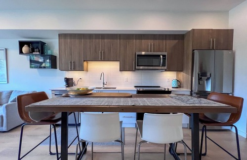 Central Okanagan Condo | Mountainside retreat - gorgeous 1 bedroom apartment 15 min walk downtown Kelowna