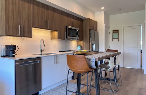 Central Okanagan Condo | Mountainside retreat - gorgeous 1 bedroom apartment 15 min walk downtown Kelowna
