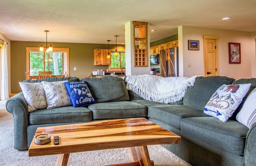 Jackson Condo | Mountainside Sunset Retreat close to area hiking and multiple ski resorts!
