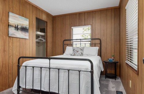 Kingston Other | Mountaintop Farmhouse near Whitaker Point Trail - Ideal for Family Getaways
