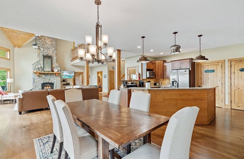 Walker-In-the-Hills House | Mountaintop Oasis: Family Fun, Paved Access, Very Close to Town and Blue RidgeP