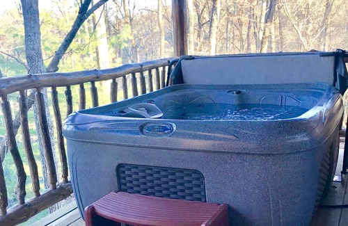 Hot Springs Cabin | Mountaintop View 1.5 miles from downtown. Hot Tub, WiFi, Fireplace