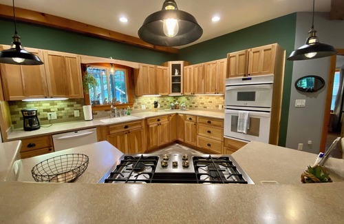 Dahlonega House | Mountainview Escape - Dog-Friendly/Screened Porch/3 Bed/2.5 Bath!