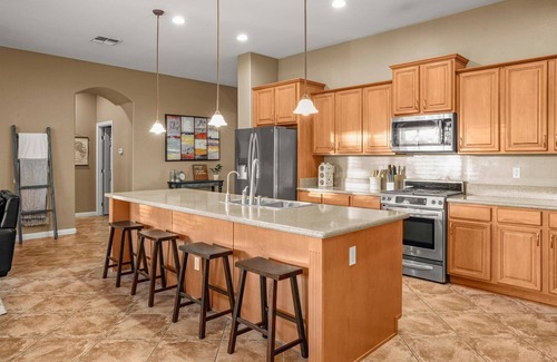 Rovey Farm Estates House | Movie Theater~ Pool~ Arcade~ Fire Pit