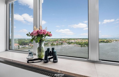 Schleswig Apartment | Möwenblick in the Wikingturm - directly on the water, view of the Schlei, 24th floor, shower room
