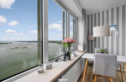 Schleswig Apartment | Möwenblick in the Wikingturm - directly on the water, view of the Schlei, 24th floor, shower room