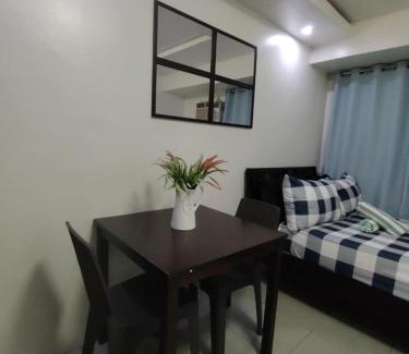 South Triangle Apartment | Mplace condominum mother ignacia qc