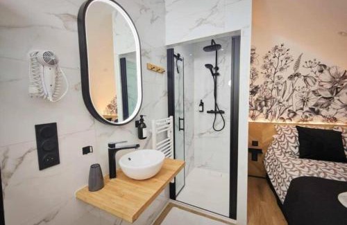 Cancale House | MRODBNB - Maisonnette Atypique enfouie dans la Roche - Gr34, Plage, Resto & Huîtres à 25m