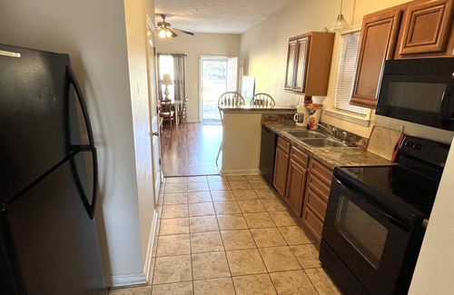 Myrtle Beach Cottage | MRV50, 3-Bedroom Cottage, 2 Blocks To Beach! Free WIFI, Free Parking