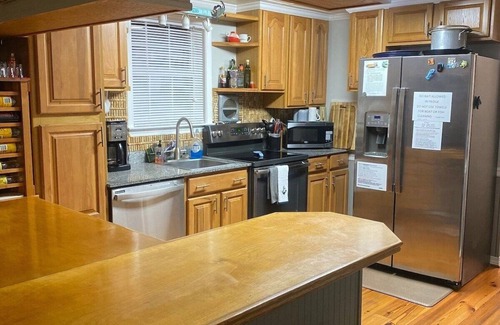 Venice House | Ms. Lou Houseboat in Venice, LA - Coast & Canyon Outfitters