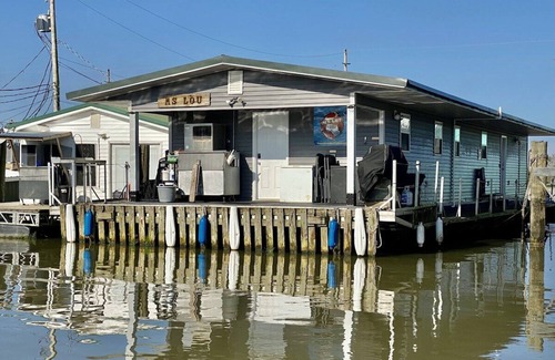 Venice House | Ms. Lou Houseboat in Venice, LA - Coast & Canyon Outfitters
