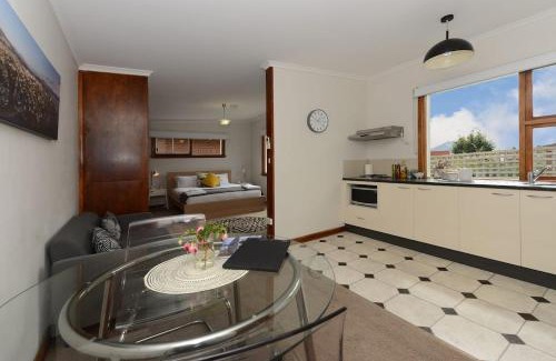 Battery Point Apartment | Ms Sophia's Studio Apartment