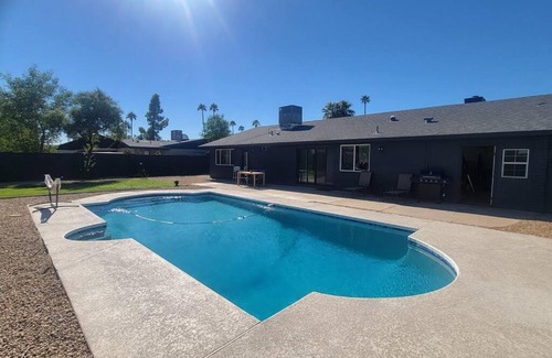 Sands West Neighborhood Apartment | *Msg for 5%off*KingBed PoolYard GuesthouseGlendale