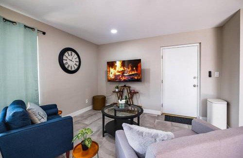 Sands West Neighborhood Apartment | *Msg for 5%off*KingBed PoolYard GuesthouseGlendale