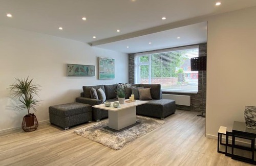 Kidlington House | Msquared Villa, Modern 3-Bedroom House, 3 Parking Spaces