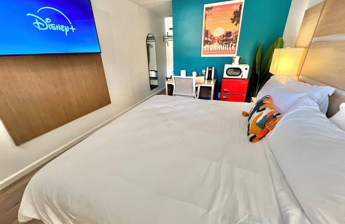 Starkville Hotel | MSU Boutique Hotel Deluxe King Room, Escape Ordinary—Stay Far Out
