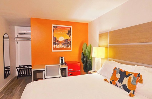 Starkville Hotel | MSU Boutique Hotel Deluxe King Room, Escape Ordinary—Stay Far Out