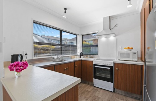 Mount Maunganui Cottage | Mt Beach Retreat - Mt Maunganui Holiday Home