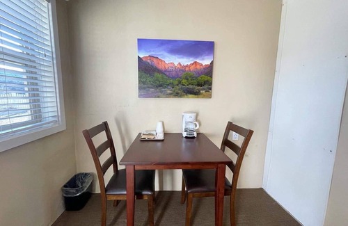 Zion National Park East Entrance Apartment | Mt Carmel Motel Room close to Zion National Park!