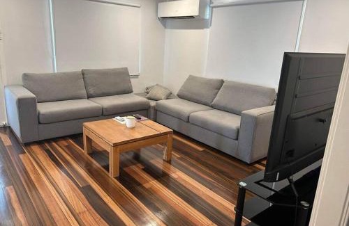 Happy Valley House | Mt Isa - Emerald Gem 3 Bedroom home QUIET AREA