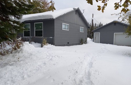 Shingletown House | Mt Lassen National Park Lodging. 8 miles to Lassen National Park, Star Gazingn
