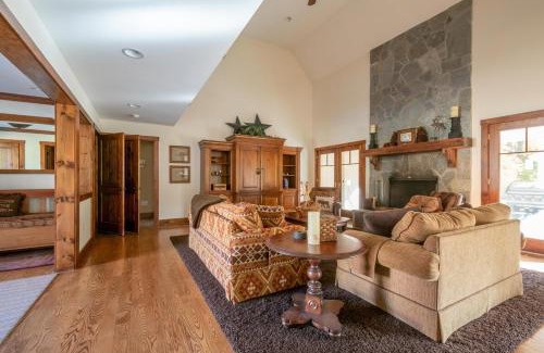 West Dover House | Mt Snow Convenience! Steps from the lifts! Hot Tub