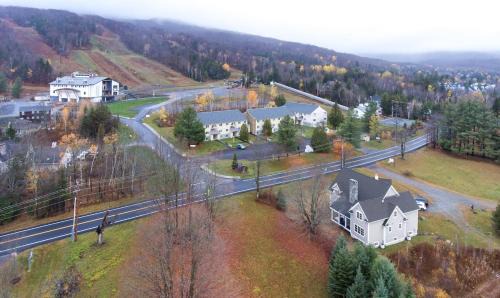 West Dover House | Mt Snow Convenience! Steps from the lifts! Hot Tub