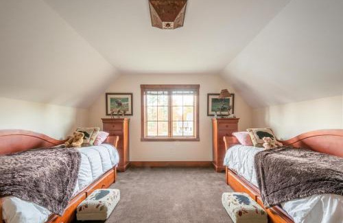 West Dover House | Mt Snow Convenience! Steps from the lifts! Hot Tub