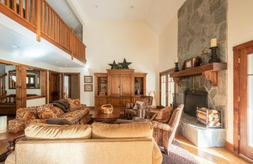 West Dover House | Mt Snow Convenience! Steps from the lifts! Hot Tub