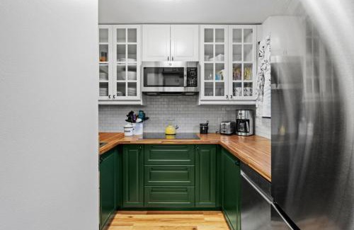 West Dover Ski Chalet | Mt Snow Retreat - Walk to brewery