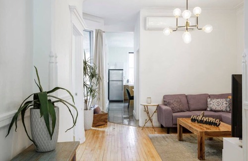 Mile End Apartment | MTLVR #05 | Chic Mile-end, near the mountain, A/C