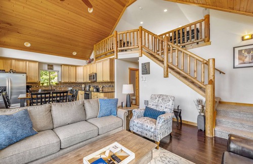 Ronald House | Mtn Family Cabin w/Stunning Views-Fall Free NIGHTS