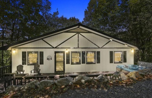 Beech Mountain Ski Chalet | Mtn Oasis! HotTub! Pets Approved! 5min to Ski!