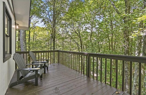 Beech Mountain Ski Chalet | Mtn Oasis! HotTub! Pets Approved! 5min to Ski!
