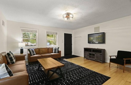 Beech Mountain Ski Chalet | Mtn Oasis! HotTub! Pets Approved! 5min to Ski!