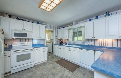 Burnsville House | Mtn Retreat~Mins to Downtown Burnsville, WiFi+Grill, EV Level 2 Charger, Private