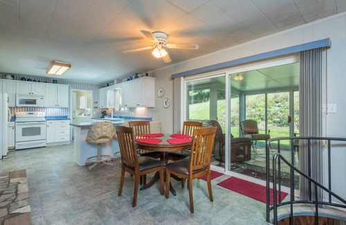 Burnsville House | Mtn Retreat~Mins to Downtown Burnsville, WiFi+Grill, EV Level 2 Charger, Private