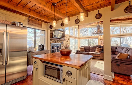 Sky Valley Cabin | MTN View Retreat, Hot Tub, Game Room & Pizza Oven, Deck, Fire Pit & King Master