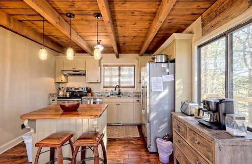 Sky Valley Cabin | MTN View Retreat, Hot Tub, Game Room & Pizza Oven, Deck, Fire Pit & King Master