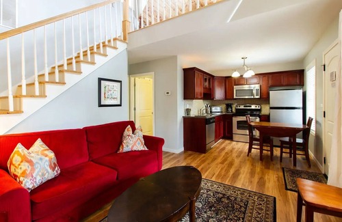 Dahlonega Villa | Mtn View Villa on Choice Avenue - Steps to Downtown