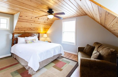 Dahlonega Villa | Mtn View Villa on Choice Avenue - Steps to Downtown