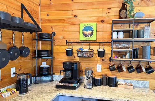 Morganton Cabin | Mtn Views⛰️Dog Friendly🐕 2 King Beds ☕Coffee/Tea Bar 🔥Fire Pit