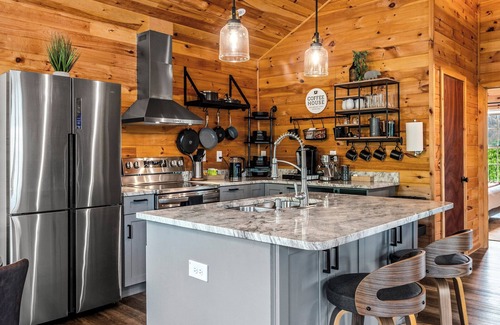 Morganton Cabin | Mtn Views⛰️Dog Friendly🐕 2 King Beds ☕Coffee/Tea Bar 🔥Fire Pit