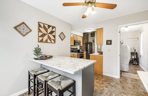 Skyland House | MTN Views/Hot Tub/Firepit/Near AVL, Hiking, Biltmore, French Broad River let in.