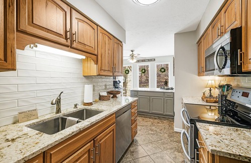 Skyland House | MTN Views/Hot Tub/Firepit/Near AVL, Hiking, Biltmore, French Broad River let in.