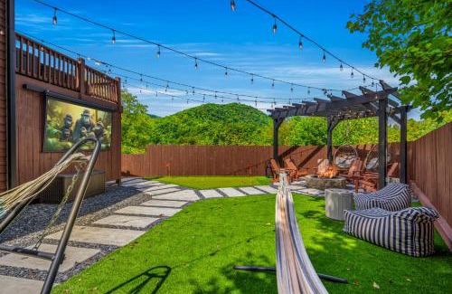 Waynesville House | Mtn Views, HotTub, Sauna, Outdoor Theater, FirePit