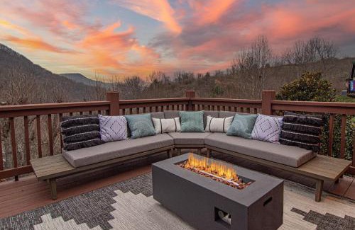 Waynesville House | Mtn Views, HotTub, Sauna, Outdoor Theater, FirePit