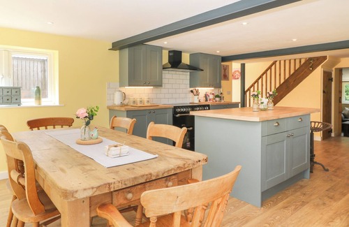 Black Torrington Cottage | MUDDY UDDERS DAIRY, pet friendly, with a garden in Halwill Junction