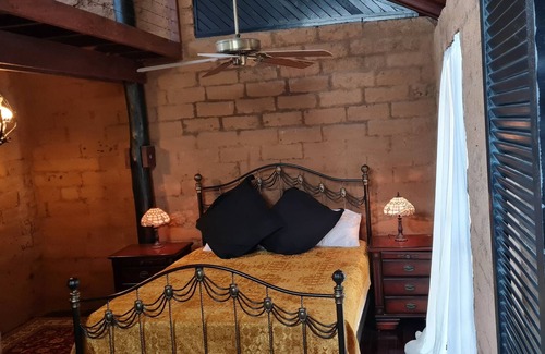 Yandaran Apartment | Mudhouse Manor - The Loft. Rustic charm & natural ambience. Pet friendly.
